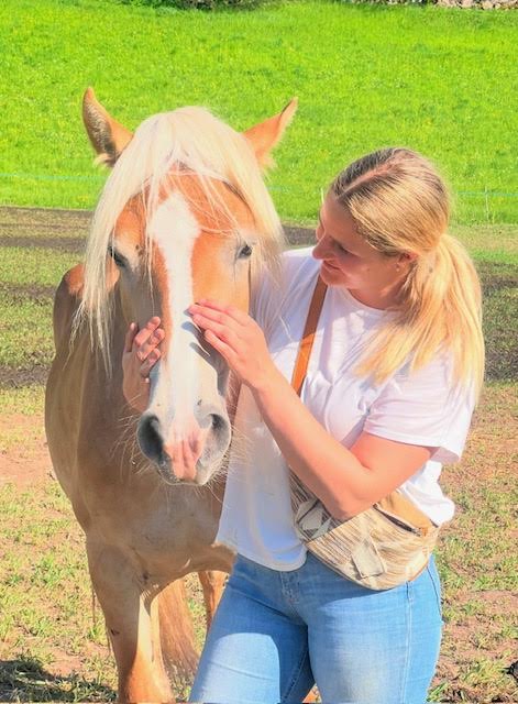 Alisa mit Haflinger in Südtirol